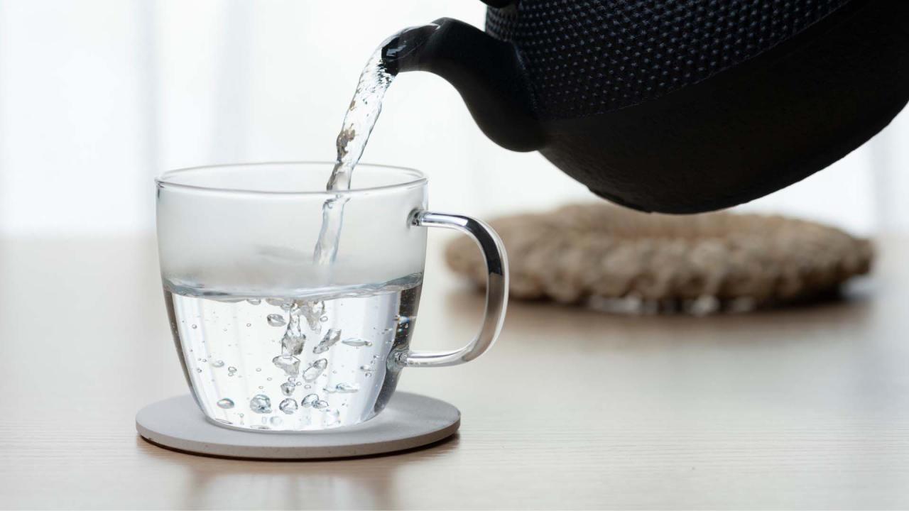 tai-sao-nuoc-dien-giai-ion-kiem-dun-len-lai-co-can-trang